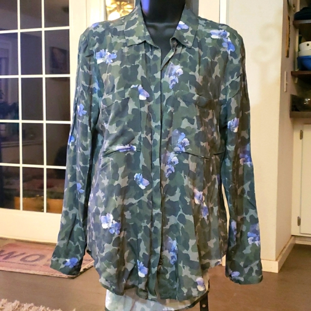 ANTHROPOLOGIE Camo Rayon blouse. Size M Sand and Stone